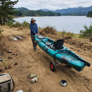Carro porta kayak tipo B llevando un kayak Dukha hacia un lago