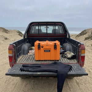 Hard Case DUKHA 80L, tamaño real en la tolva de una pickup
