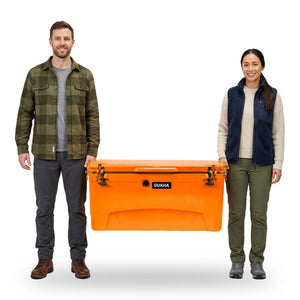 Hard Cooler DUKHA XL 110QT, tamaño real junto a una persona