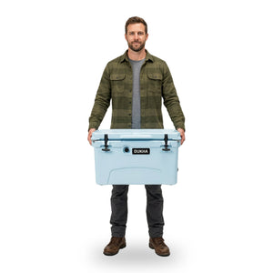 Hard Cooler DUKHA 45QT, tamaño real junto a una persona
