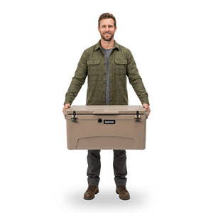 Hard Cooler DUKHA 75QT, tamaño real junto a una persona