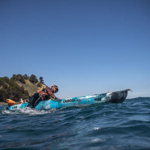 Kayak doble DUKHA Pike navegando en el mar