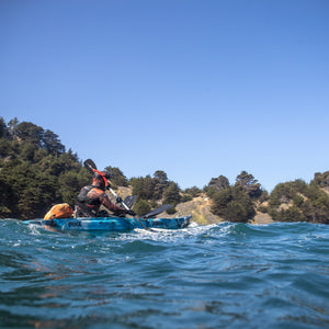 Kayak doble DUKHA Pike navegando en el mar