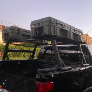 Dos Hard Case Titán 128L verdes DUKHA en el rack de una camioneta