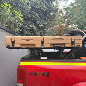 Hard Case DUKHA Titán 83L Rooftop, instalada en el rack de una camioneta