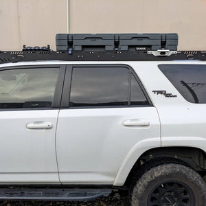 Hard Case DUKHA Titán 83L Rooftop en el rack de techo de un Toyota 4Runner