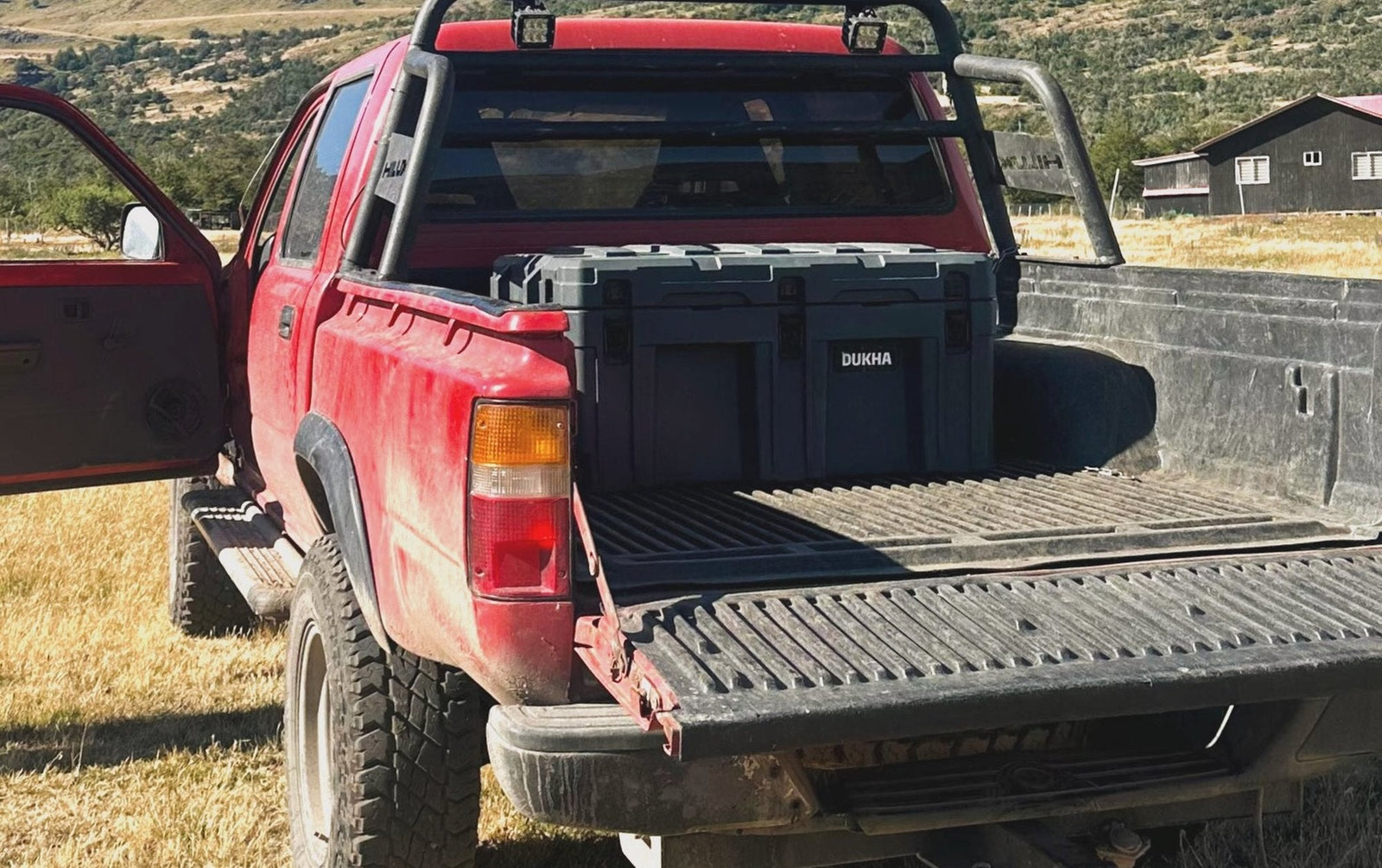 Hard case DUKHA en la pick-up, en el campo