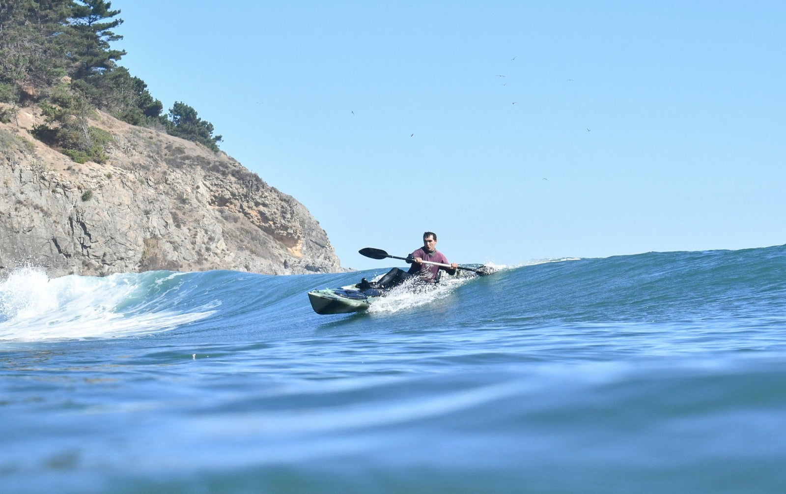 Kayak Dukha surfeando una ola en la costa de Chile