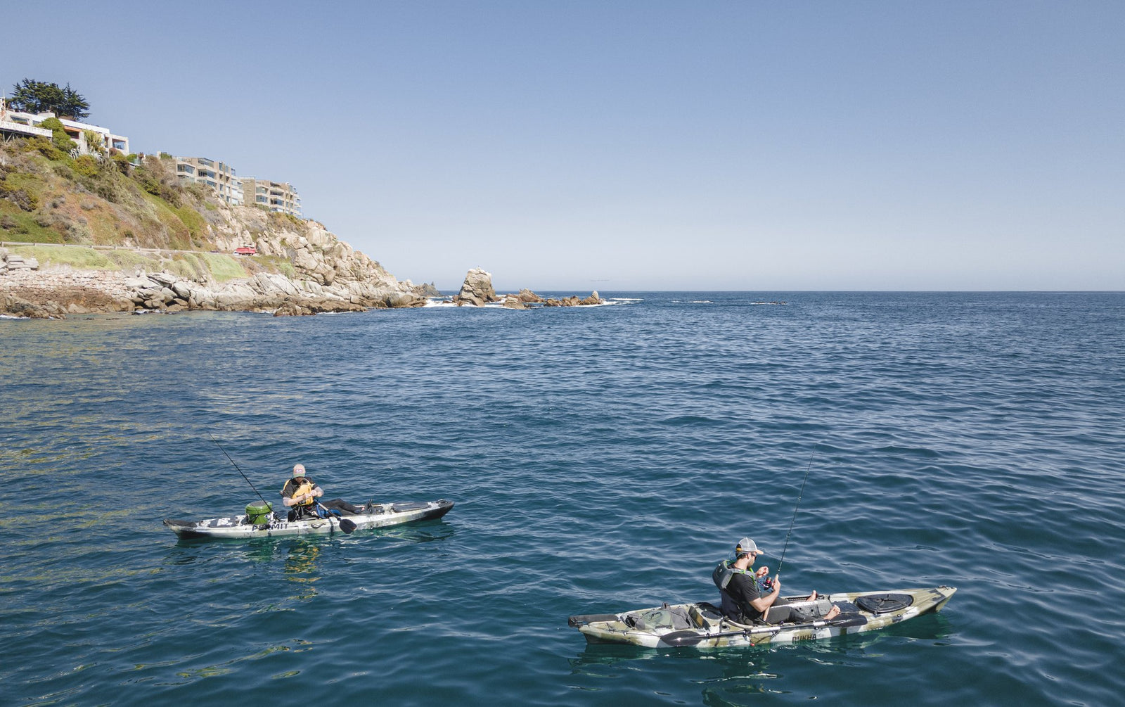 Dos kayaks de pesca Dukha en el mar frente a la costa de Concón
