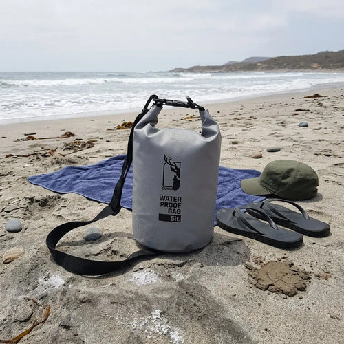 Bolsa seca Dukha 5L gris en la playa
