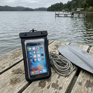 Funda impermeable IPX8 con celular sobre un muelle de madera