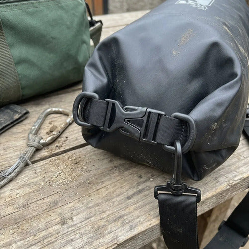 Bolsa seca Dukha 5L negra, detalle del cierre enrollable y hebilla