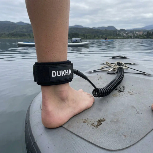 Leash Dukha en el tobillo sobre una tabla de stand up paddle