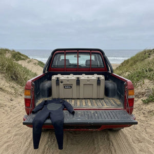Hard Case DUKHA 130L, tamaño real en la tolva de una pickup