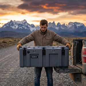Hard Case DUKHA 130L, cargándolo a una camioneta en la Patagonia