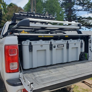 Hard Case DUKHA 175L con ruedas, en la tolva de una camioneta