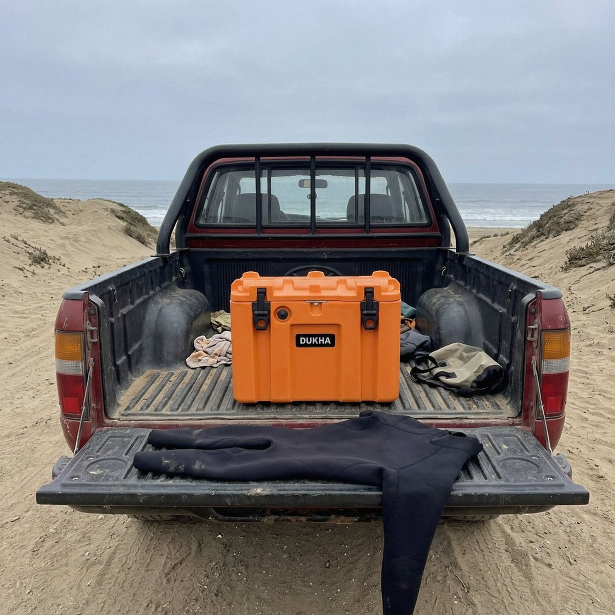 Hard Case DUKHA 80L, tamaño real en la tolva de una pickup