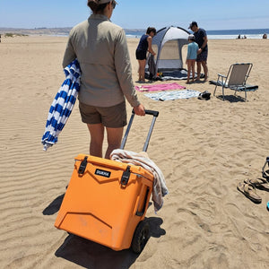Hard Cooler DUKHA con ruedas 45QT W-Series, en terreno