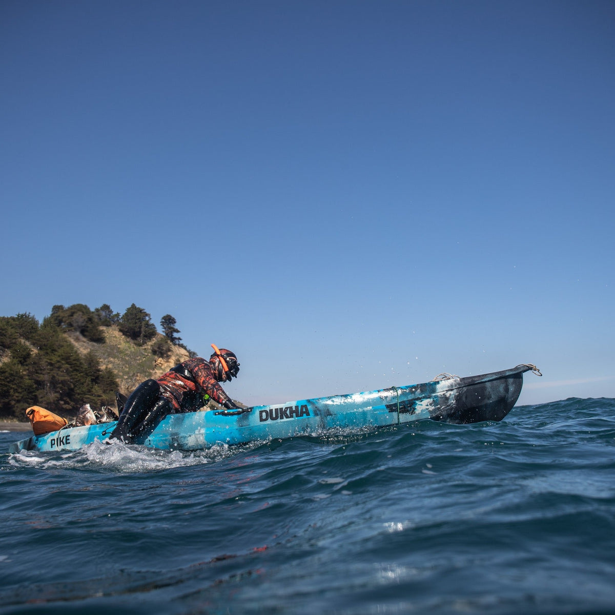 Kayak doble DUKHA Pike navegando en el mar