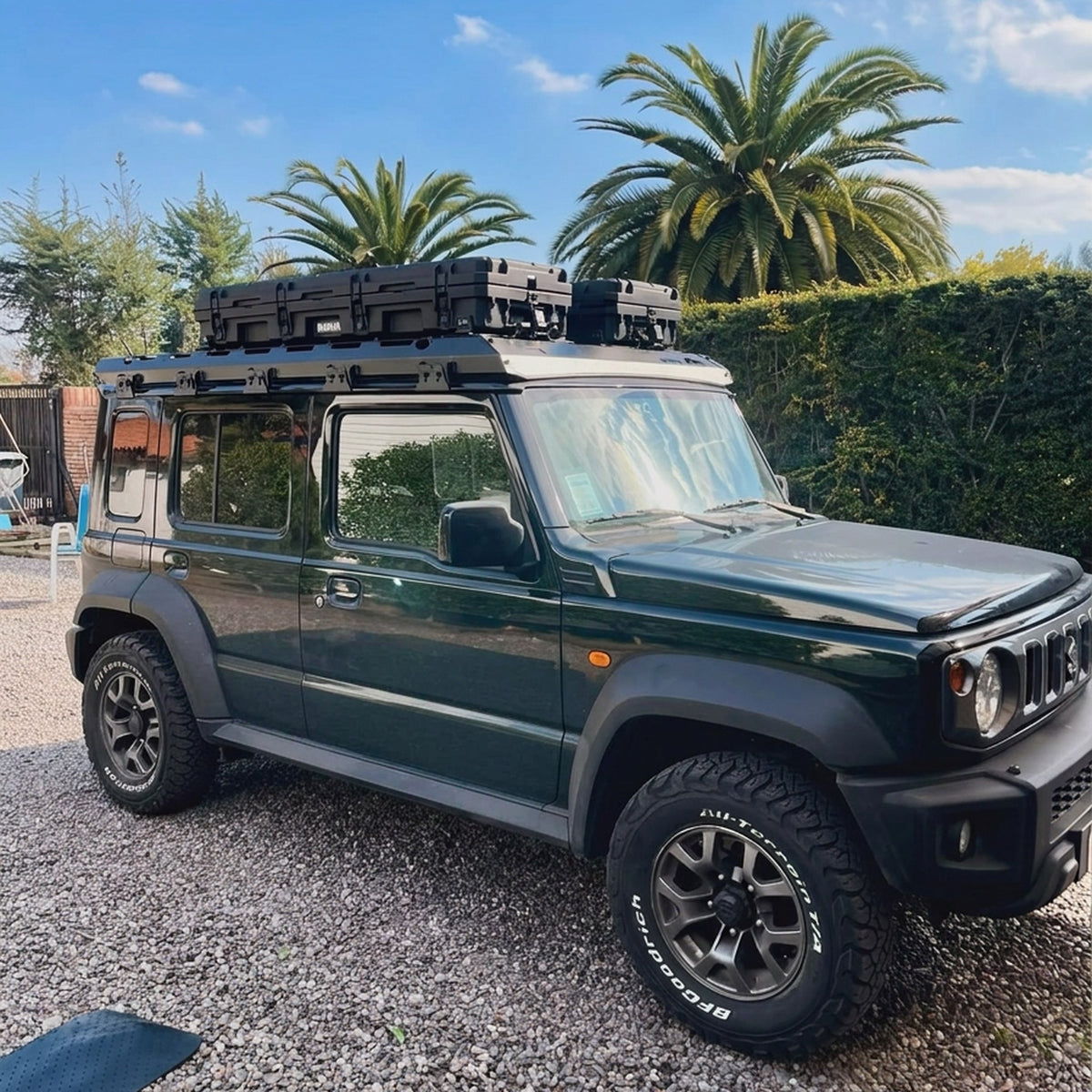 Hard Case DUKHA Titán 128L Ruedas Rooftop, en el techo de un Suzuki Jimny