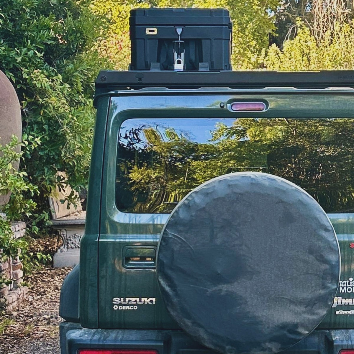 Hard Case DUKHA Titán 128L en el techo de un Suzuki Jimny, vista trasera