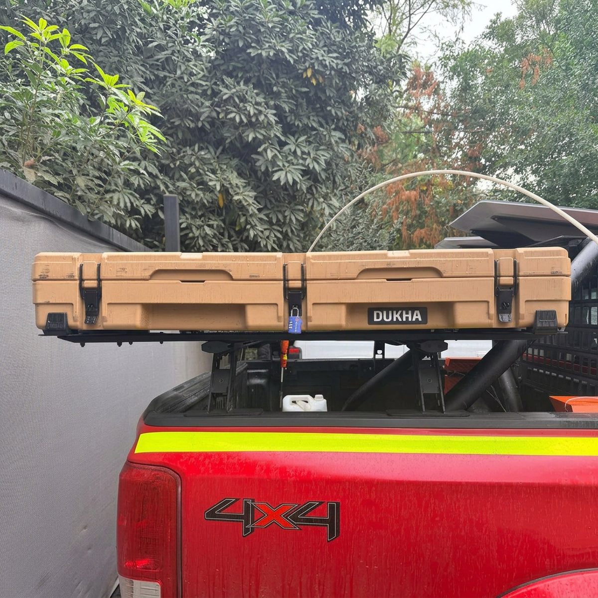 Hard Case DUKHA Titán 83L Rooftop, instalada en el rack de una camioneta