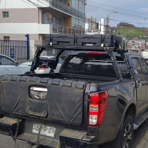 Hard Case DUKHA Titán 92L en el rack de una camioneta