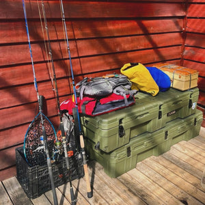 Hard Case Titán 95L verde DUKHA con equipo de pesca